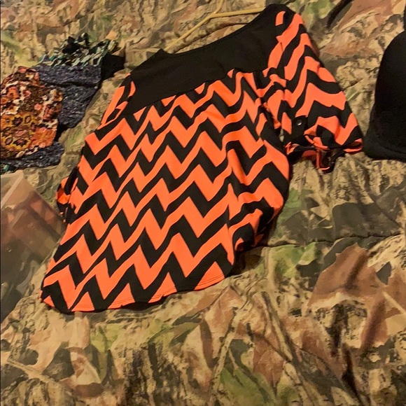 Bright color . Women’s top - Picture 2 of 2